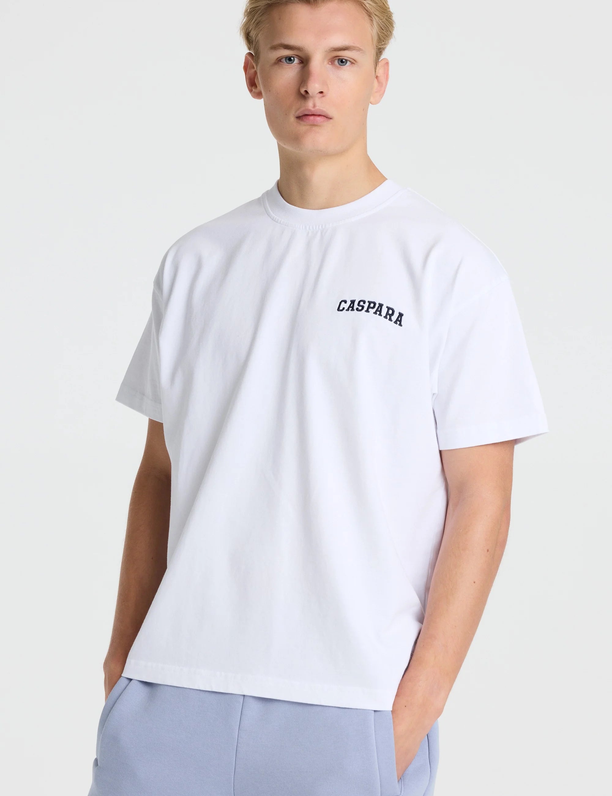 CASPARA_ECOM_Mars_DAG1_07_M_AllStars_WhiteNavy_T-Shirt_0324.webp