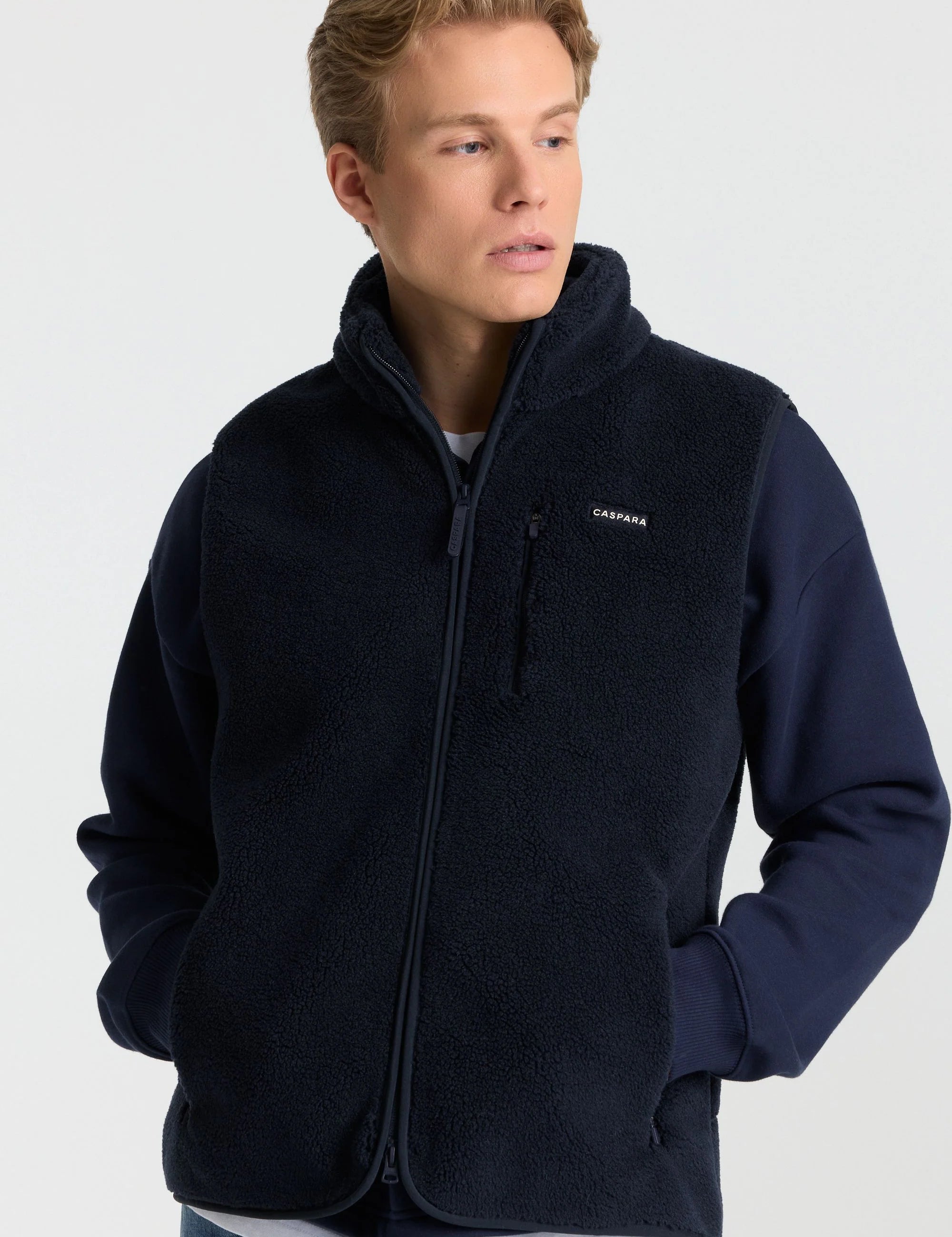CASPARA_ECOM_Mars_DAG1_26_M_Outerwear_Navy_FleeceVest_9544.webp