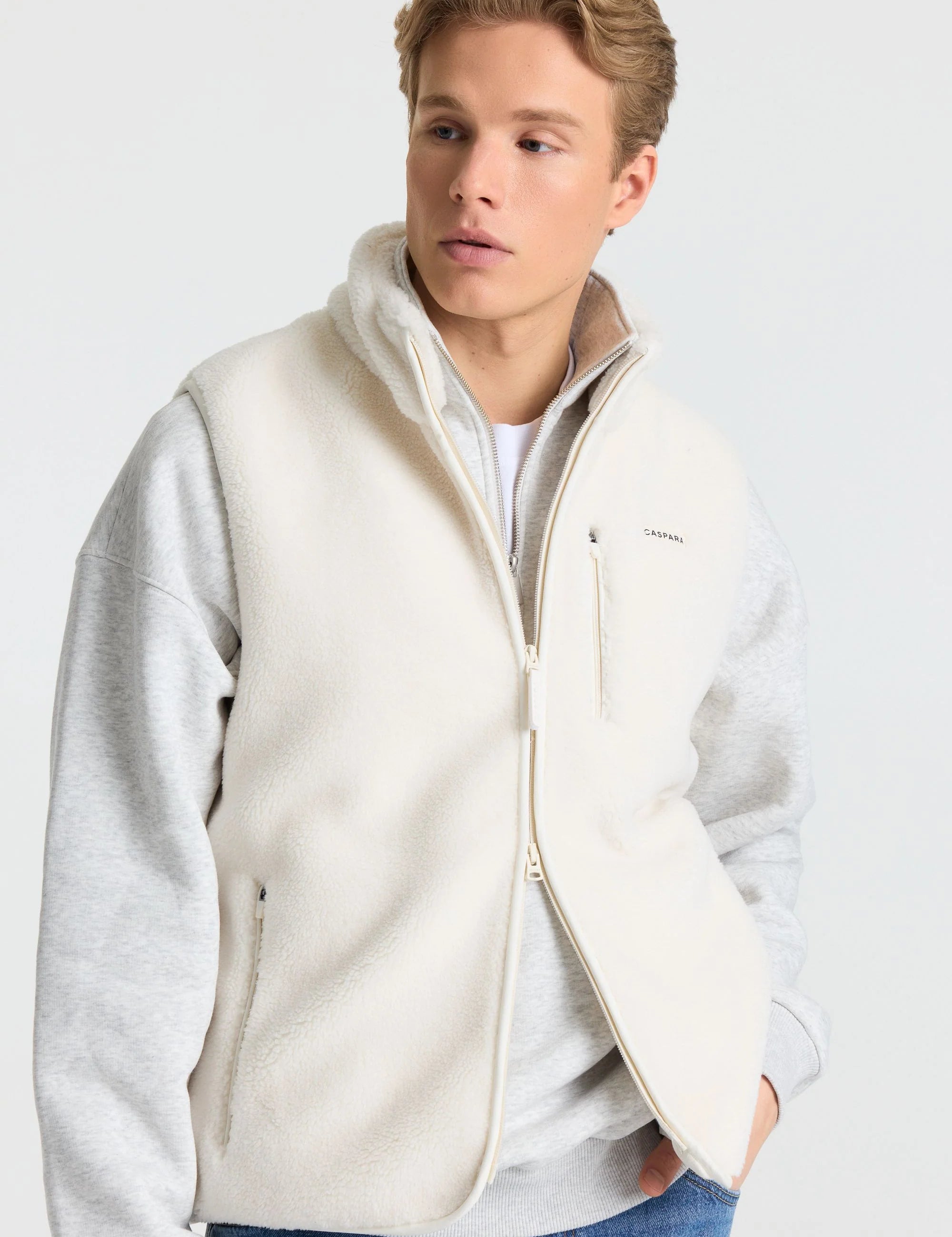 CASPARA_ECOM_Mars_DAG1_27_M_Outerwear_Creme_FleeceVest_9612.webp
