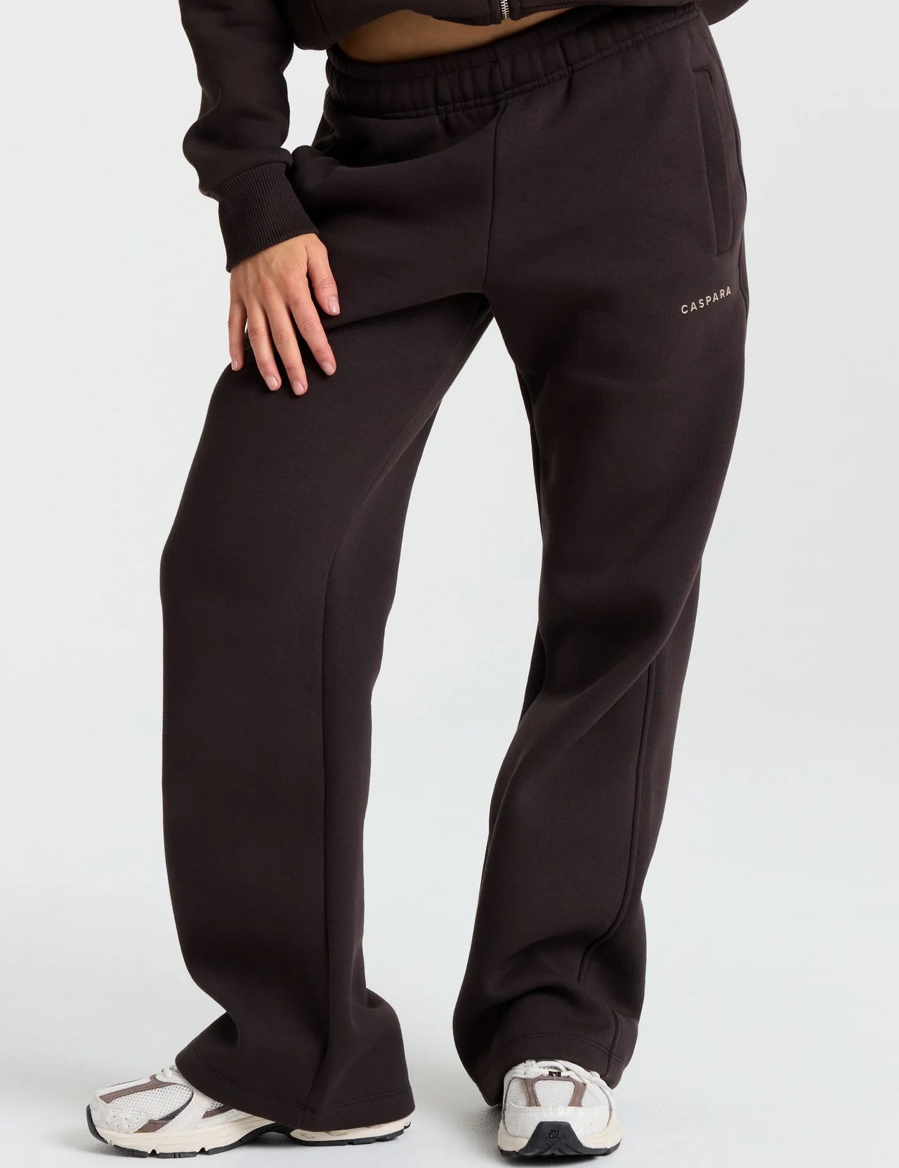 CASPARA_ECOM_Mars_DAG1_27_W_Core_Espresso_ZipHoodie_SL_5802.webp