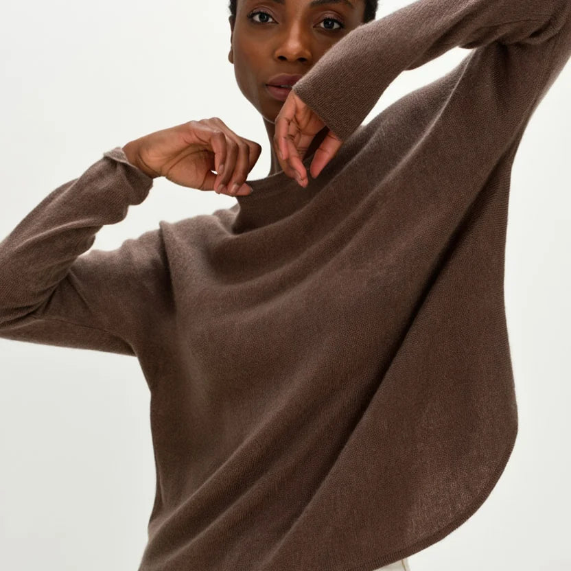 Curved_Sweater-Sweaters-11002-Cacao.webp