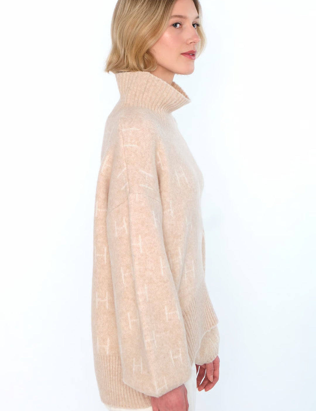FAM_SHORT_SWEATER5.avif