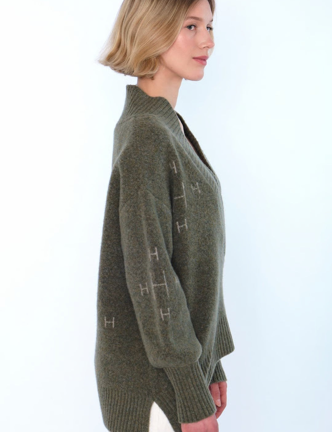 FAW_V-NECK_SWEATER5.avif